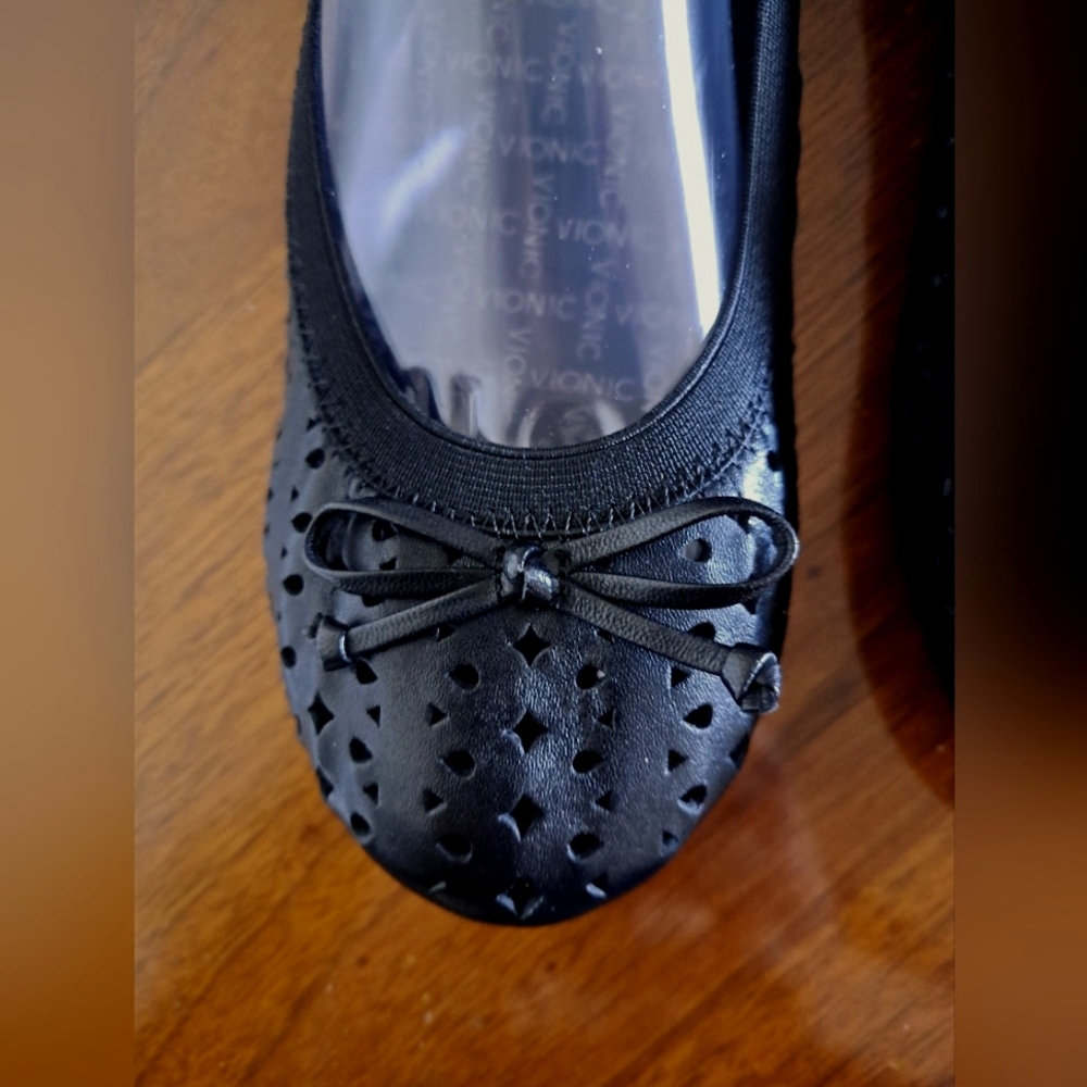 VIONIC Black Flats with Classic Silhouette PERFORATED with a CUTE BOW never worn - Picture 2 of 9